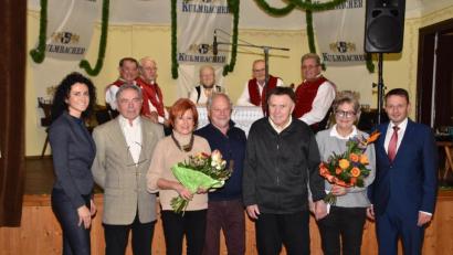 Bild: hcz
Aus unterschiedlichen Gründen prägen sie das BSW-Treffen: (vorne von links) Tanja Hochholzer, Helmut Fastner, Silvia und Karl-Heinz Buchberger, Paul und Inge Herrmann sowie Bürgermeister Jens Meyer. Dahinter die "Weidener Rotkehlchen".