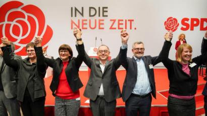 Bild: Kay Nietfeld/dpa
Weniger wäre manchmal mehr: weniger Vorstände, weniger Rituale, weniger Lieder, dafür mehr Natürlichkeit. (von links) MdB Leni Breymaier, Saskia Esken und Norbert Walter-Borjans, die beiden Bundesvorsitzenden der SPD, sowie Dietmar Nietan, SPD-Schatzmeister, und MdB Wiebke Esdar beim gemeinsamen Schlusslied am SPD-Bundesparteitag.