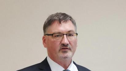 Bild: ohr
Bürgermeister Hans Prechtl referiert beim Seniorenkreis Stulln zur Entwicklung der Gemeinde und stellt kurz gefasst das Mobilitätskonzept des Landkreises Schwandorf unter dem neuen Begriff „Baxi“,der Anrufbus, vor.