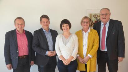 Bild: Kunz
Weiterhin Unterstützung für das Frauenhaus signalisieren OB-Kandidat Benjamin Zeitler (Zweiter von links) und Bürger,eister Lothar Höher (rechts). Mit dabei: (von links): Karl Rühl, Enikö Nagy und Tina Braun.