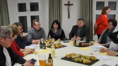 Bild: weu
Bürgermeisterin Birgit Höcherl (Mitte) begrüßte die Bürgermeister und Gemeindevertreter zur Mitgliederversammlung der ILE-Kommunen. Manuel Lischka (Fünfter von rechts) trug den Jahresrückblick vor.