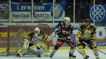 Bild: gb
Die Blue Devils kassierten am Sonntagabend mit 4:6 gegen den ERC Sonthofen die dritte Heimniederlage in Folge. Die Weidener boten 40 Minuten lang eine schwache Leistung, die Steigerung im Schlussabschnitt war nicht mehr von Erfolg gekrönt. Hier lauert Chase Clayton vergeblich vor dem Kasten von Gästegoalie Christian Schneider.