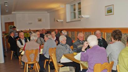 Bild: enz
Zur Senioren-Advenstfeier hatten der Katholische Frauenbund, die Ortsgruppe des Bayerischen Roten Kreuzes und die Pfarrcaritas in die Bruder-Claus-Stuben eingeladen