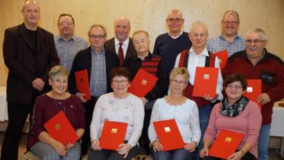 Bild: bkr
Ehrung der Mitglieder des SPD-Ortsvereins (erste Reihe, von links): Sabine Kreuzer, Anni Langsteiner, Ursula Schuster und Anneliese Hautmann sowie (stehend, von links) Thomas Döhler, Gustav Storm, Erich Hader, Peter Merkl, Günther Reichenberger, Anton Dornheim, Alfred Schuster, Markus Schraml und Josef Bayerl.