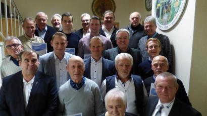 Bild: exb
Jede Menge Ehrungen gab es bei der Weihnachtsfeier der Schiedsrichtergruppe Weiden. Irmgard Lifka (vorne) nahm den Glaspokal für den Ehemann Otto in Empfang. Obmann Willi Hirsch (vorne rechts) gratulierte den Geehrten.