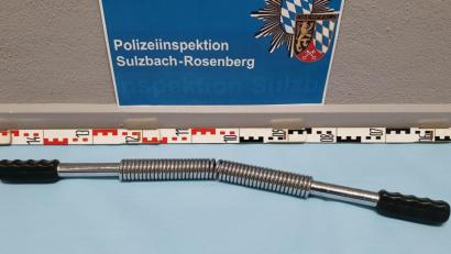 Bild: Polizei 
Mit dieser Biegehantel bewaffnet, griff ein Randalierer Polizisten an.