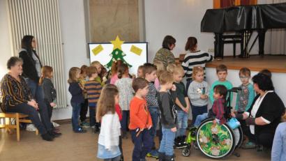 Bild: ak
Die Vorschulkinder schenken dem pflegebedürftigen Tim viele „Sternstunden“.