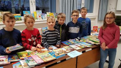 Bild: exb
Viel geboten war bei einem Bücherflohmarkt an der Grundschule Konnersreuth.
