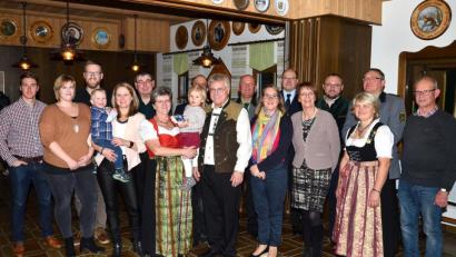 Bild: fjo
Im Dienste der Ortschaft Pfrentsch bringt sich Georg Kleber (Mitte), der am Wochenende seinen 60. Geburtstag feierte, in vielen Vereinen bis hin zum Waidhauser Marktrat gerne ein.