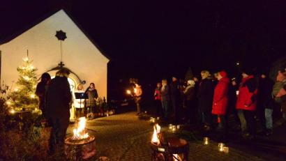 Bild: bey
Vor der Dorfkapelle singt "ChorAhnung", die Besucher der Dorfweihnacht suchen die Nähe der offenen Feuer oder wärmen sich an der heißen Glühweintasse samt Inhalt.