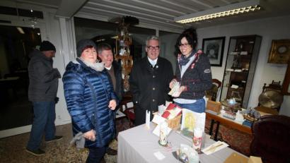 Bild: bjp
So ruhig ging es am Candle-Light-Freitag im "Musikeum" nicht immer zu: Kerzenmacherin Christine Heinl und Museumsleiter Anton Heindl steckten zwei Besuchern ein kunstvolles Licht auf.