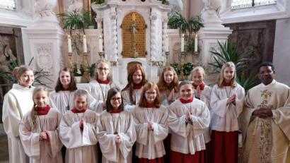 Bild: hir
Zwölf Kinder wurden neu in die Schar der Ministranten der Pfarrei Pfreimd aufgenommen. Es freuen sich Pfarrer Georg Parampilthadathil (rechts) und Gemeindereferentin Antonia Preßl (zweite Reihe, links).
