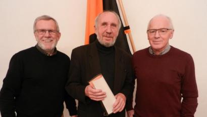 Bild: nn
Helmut Langhammer (Mitte) wird für seine Leistungen in der Kolpingsfamilie zum Ehrenmitglied ernannt. Mit auf dem Bild die beiden weiteren Vorsitzenden Bernhard Riedl (links) und Toni Waldmann.