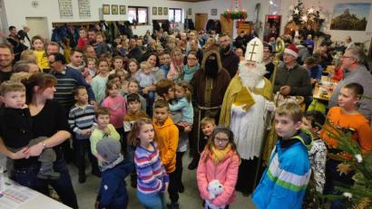 Bild: le
Auftritt Nikolaus: Den kleinen Besuchern des Nikolausmarkts der Flosser Kleintierzüchter gefällt's.