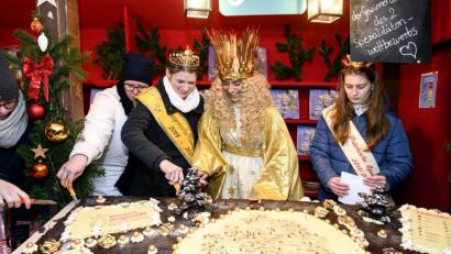 Bild: Rudi Ott
Das Nürnberger Christkind, die Bayerische Honig- und die fränkische Spargelkönigin mit der kulinarischen Landkarte. Links im Bild ist Konditormeisterin Ruth Herbst zu sehen, die dieses Unikat angefertigt hat.