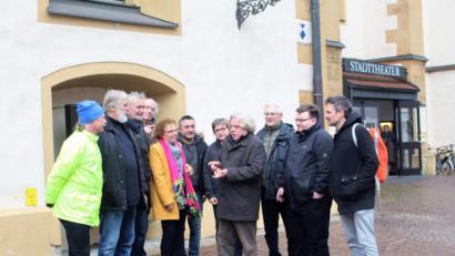 Bild: Dagmar Williamson
Vertreter der Vereine Die Liste Amberg und IG Menschengerechte Stadt erörtern Lösungsansätze zur Belebung des Schrannenplatzes. Weniger Durchgangsverkehr, dafür soll es ein einladender Treffpunkt zum Verweilen werden.