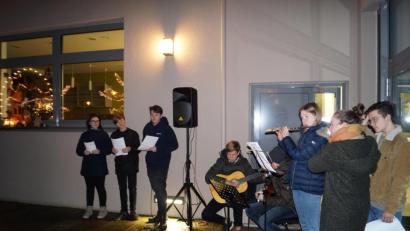 Bild: du
Bei der Adventsfenster-Aktion erinnern die Ministranten in Wort und Spiel an den Sinn von Weihnachten und bitten um Spenden für notleidende Kinder.