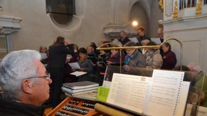 Bild: dob
Zum Patrozinium beschenkte der Kirchenchor und ein Instrumentalensemble unter Leitung von Claudia Gruber und Willibald Wirth die Kirchenbesucher mit der Hochzeitsmesse von Franz Xaver Gruber.