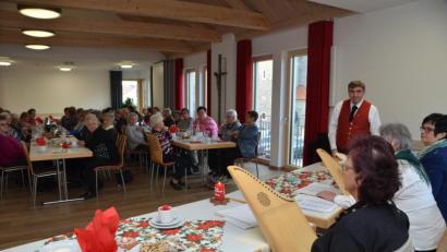 Bild: dob
Im Pfarrsaal St. Marien brachte Josef Sterr (Zweiter von rechts) mit seiner Veeh-Harfen-Gruppe aus Weiden adventliche Stimmung zu den Senioren.