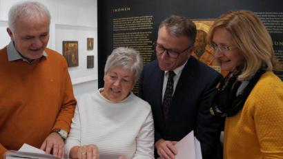 Bild: tr
Stadtkämmerer August Trißl, Monika Werner, Bürgermeister Franz Stahl und Museumsmitarbeiterin Herta Zölch schauen sich die Unikate an.