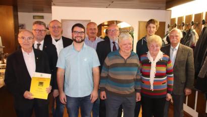 Jubilarehrungen bei den Briefmarkenfreunden (von links): Peter Bruckner, Erster Bürgermeister Michael Göth, Heiko Übler, Vorsitzender Daniel Laurer, Norbert Klose, Dritter Bürgermeister Hans-Jürgen Reitzenstein, Manfred Hein, Andreas Kurczyk, Irmgard Herold und Hans Dietmayr vom Regionalbeirat Oberpfalz.