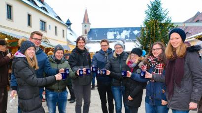 Bild: bsc
Willkommen beim Friedenfelser Weihnachtsmarkt: Er ist jedes Jahr Treffpunkt für Jung und Alt. Getränkeauswahl und Essensangebot sind stets enorm.