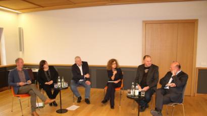 Bild: sne
Jörg Skriebeleit, Marianne Schieder, Thomas Hacker, Sybille Giel, Erhard Grundl, und Hartmut Koschyk (von links) diskutieren über die Zukunft der Gedenkstätten.