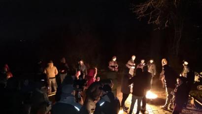 Bild: mde
Die Fackelwanderung der Freiw. Feuerwehr Kemnath führte die Mitglieder zum Läuferkreuz. Dort gab es weihnachtliche Getränke und eine Feuerschale zum Aufwärmen.