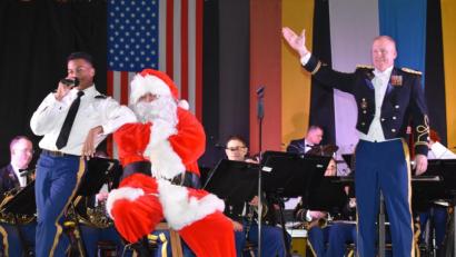 Bild: rgr
Die United States Army Europe Band (USAREUR) mit Chor gastiert auch dieses Jahr wieder in Grafenwöhr und lädt zu einem beschwingten Weihnachtskonzert in die Stadthalle ein.