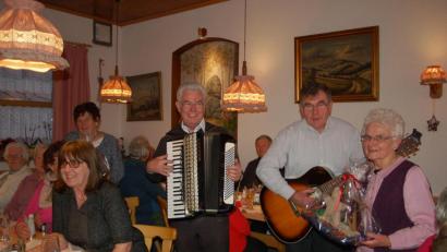 Bild: dob
Erika Sollfrank (rechts) und Hildegard Busch (links) wurden mit einem Geschenk für ihr Organisationstalent für die Senioren das ganze Jahr über bedacht. Ludwig Putzer (Zweiter von links) und Norbert Puff (Zweiter von rechts) verschönten den Nachmittag im Gasthof Maier mit wunderschöner adventlichen Klängen, die in die Herzen der Zuhörer gehen.