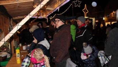 Bild: prh
Milde Temperaturen und Regen anstatt Winter mit Frost und Schnee tun der guten Stimmung beim Weihnachtsmarkt der Vereine keinen Abbruch. Viele Mitglieder und Schülereltern unterstützen ihren Verein oder das Gymnasium mit dem Konsum von Glühwein oder Gegrilltem.