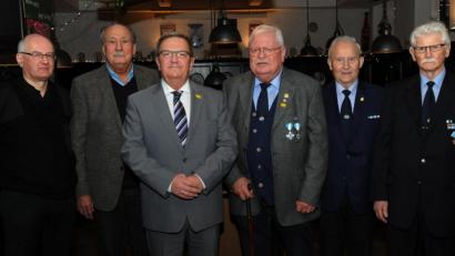 Bild: gf
Bei der Feier der Militärkameradschaft machte sich Pfarrer Alois Berzl (links) Gedanken über den Advent. Weiter von links: Dieter Amann, Martin Preuß, Gerd Wennicke sowie die Vorsitzenden Bernhard Krüssel und Franz Kölbl.