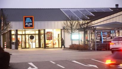 Bild: Gabi Schönberger
Weil seit dem Umbau der Aldi-Filiale in der Neustädter Straße in Weiden die Kühlschränke für Rollstuhlfahrer und kleine Menschen zu hoch angebracht sind, gibt es Kritik. Auch der Behindertenbeauftrage der Stadt Weiden bemängelt, dass Behinderte so in eine „Bittstellersituation“ gebracht und der Service leiden würde.