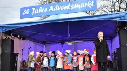 Bild: rgr
Zum Plätzchen backen animierten die kleinen Musiker auf der Bühne beim 30. Oberpfälzer Adventsmarkt.