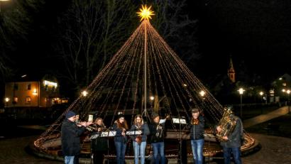 Bild: JOCHEN NEUMANN 
ERBENDORF
Das zweite Adventskonzert gestaltete die Stadtkapelle Erbendorf im Stadtpark.