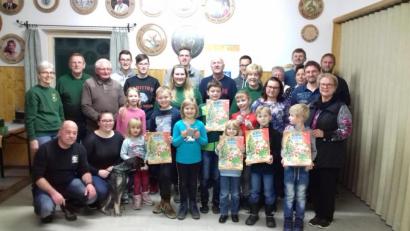 Bild: exb
Die treffsicheren Schützen zeichnen ihre Sieger beim Adventsschießen aus.