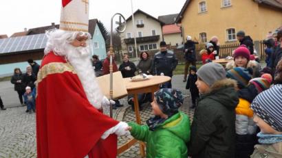 Bild: trj
Mit Handschlag begrüßt der freundliche Nikolaus alle Kinder, die keinerlei Berührungsängste haben.