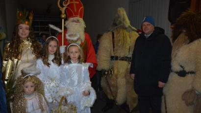 Bild: jr
Christkind Lara Zeitler (links) erschien bei der zweiten „Adventsschaufenster“-Aktion mit drei Engeln, dazu gesellten sich der Nikolaus und zwei Knechte. Gewerbefördervereins-Vorsitzender und Zweiter Bürgermeister Stefan Grillmeier (Zweiter von rechts) führte durch das Programm.