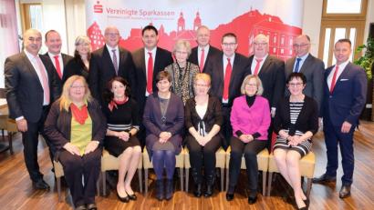 Bild: exb/Vereinigte Sparkassen 
Für ihre jahrzehntelange Treue ehrt die Sparkasse ihre Mitarbeiter.