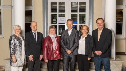 Bild: exb
Werner Conrad (Vierter von links) dankt Mitarbeitern, die seit 40 Jahren bei Conrad Electronic beschäftig sind. . Von links: Ruth Milic-Pfab, Roland Riedlbauer, Sabine Fischer, Firmeninhaber Conrad, Margit Meier, Josef Takacs. Nicht auf dem Foto Jubilarin Petra Maisel.