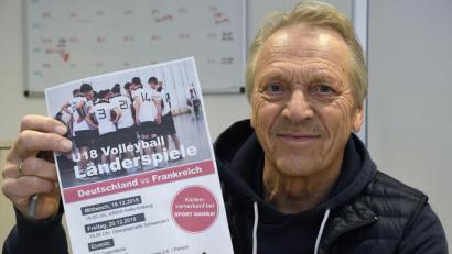 Bild: Petra Hartl
Gerd Spies mit dem Flyer, der für die Länderspiele der deutschen und französischen U 18-Nationalmannschaft in Amberg und Schwandorf wirbt.