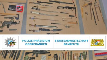 Bild: Alexander Czech @PP Oberfranken - Pressestelle/Social Media
Schwerter, Spaten aber auch automatische Schusswaffen. Die Polizei machte bei der Durchsuchung reiche Beute.