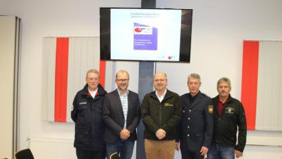 Bild: sne
Rettungsdienstleiter Klaus Dvorak, Chefarzt Matthias Kalkum, Seelsorger Johannes Lukas, Polizeiinspektionsleiter Klaus Müller und Kreisbrandinspektor Lorenz Müller (von links) informieren im Atemschutzzentrum über Gewalt gegen Rettungskräfte.