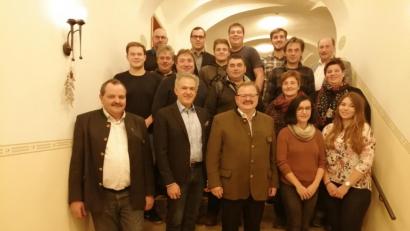 Bild: rdh
Die Kandidaten und Ersatzkandidaten der CSU Bärnau, gemeinsam mit Landratskandidat Roland Grillmeier (vorne, Zweiter von links) und Bürgermeister Alfred Stier (vorne, Mitte).