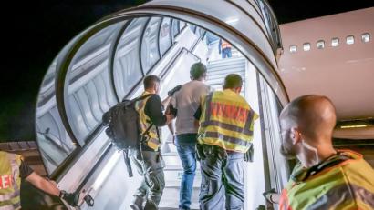 Symbolbild: Michael Kappeler/dpa
Polizeibeamte begleiten einen Flüchtling in ein Charterflugzeug. Wegen der Abschiebung einer Familie von Sulzbach-Rosenberg nach Aserbaidschan ist ein Streit zwischen Behörden und Asylberatern entbrannt.