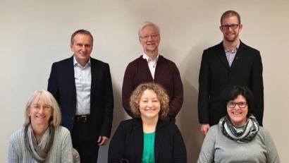Bild: njn
Der Chef der Diakonie Weiden, Diakon Karl Rühl, sowie Pfarrer Wilfried Römischer aus Floß und Pfarrer Manuel Sauer aus Wildenreuth (hinten von links) sowie (sitzend von links) Dagmar Deutschländer von der kirchlichen Sozialarbeit bei der Diakonie Weiden, Bärbel Ehmann und Erika Römischer-Thamm freuen sich über den Projektstart.