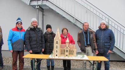 Bild: sei
Ingeborg Hirschleb (Dritte von links) überrecht an Bürgermeister Richard Kammerer (Zweiter von links) und seine Stellvertreter für den Markt Mantel ein aus Holz gefertiges Modell des Regensburger Doms, sozusagen als Einstandsgeschenk.