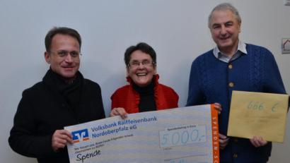 Bild: dob
Christa Wildenauers Frohsinn ist ansteckend. Erneut hat sie der Pfarrgemeinde 5666 Euro übergeben. Insgesamt spendete sie in diesem Jahr 16 166 Euro. Ihr "Kunst und Krempel" kommt an. Dekan Alexander Hösl (links) und Kirchenpfleger Günter Hassmann (rechts) können ihr Glück kaum fassen.