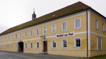 Bild: tr
Poststation, Brauerei, Fischzucht, Bauernhof, Wirtshaus und Pension waren zeitversetzt in diesem Anwesen. Ab 1. Januar 2020 sind Gasthof und Pension zur Post in Schönficht Geschichte.