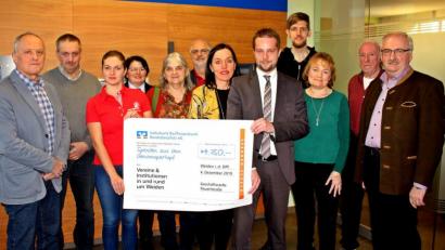 Bild: R. Kreuzer
Die Delegierten der Vereine werden von der Volksbank Raiffeisenbank aus dem „Nikolaussack“ mit Geld überrascht.